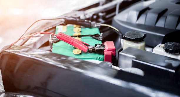 Comment brancher un chargeur de batterie voiture ?